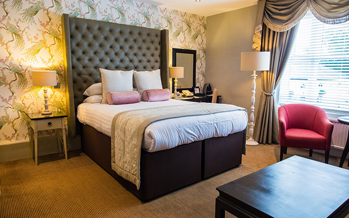 Win a Luxury One Night Stay with Dinner and Fizz!